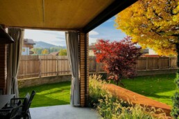 garten-eder-herbst-pergola-herbstfarben-outdoormoebel.jpg